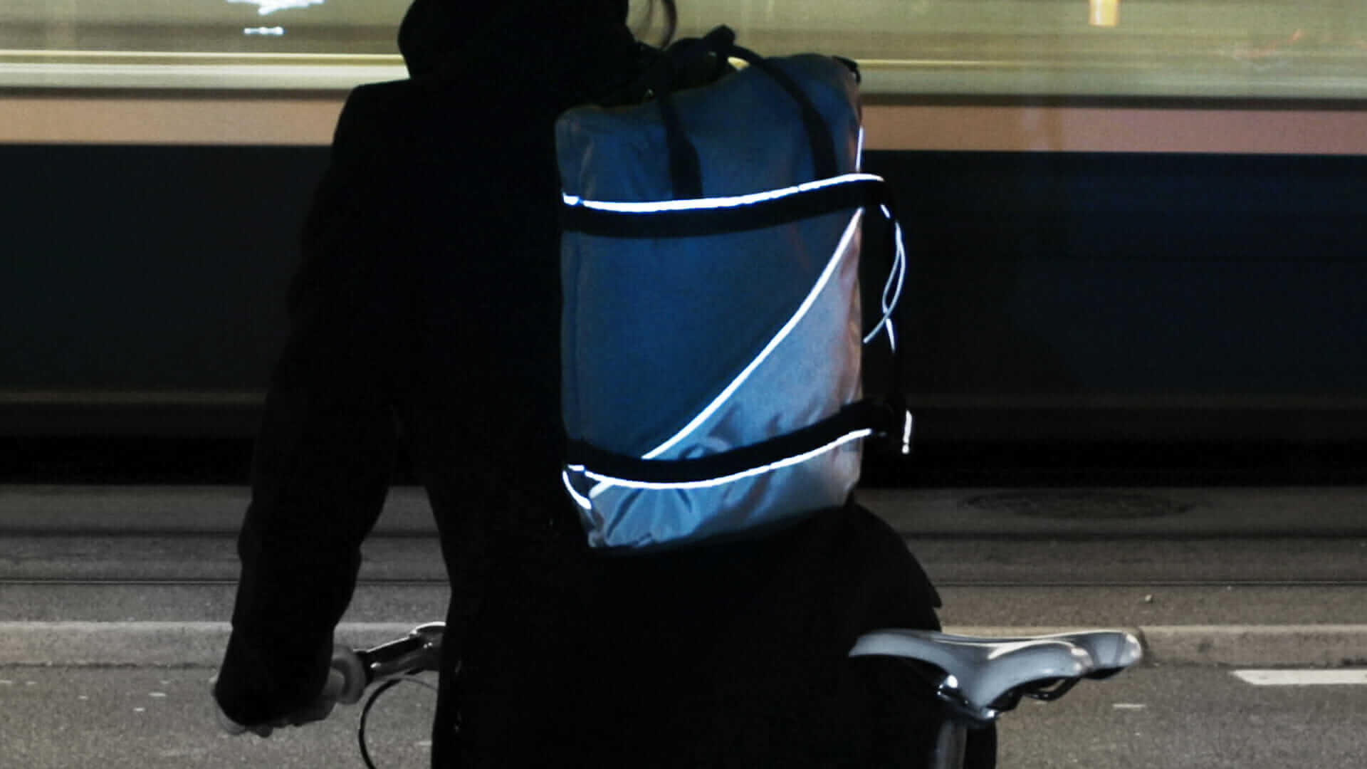 SPUTNIK_ZURICH_reflective_bag_nighttime_visibility